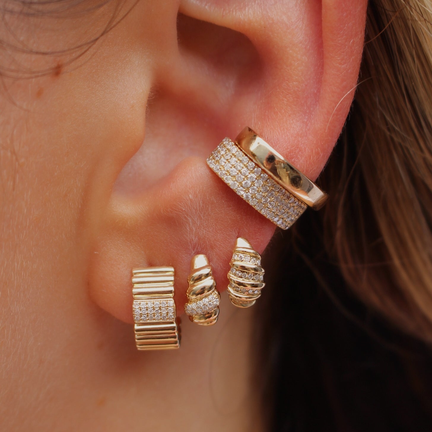 What Is a Lariat Necklace? 5 Types, History & How To Wear